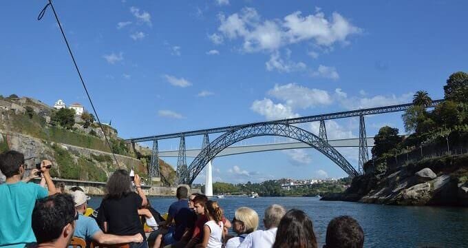 Il ponte ferroviario di Eiffel (in disuso) e il nuovo ponte a Porto