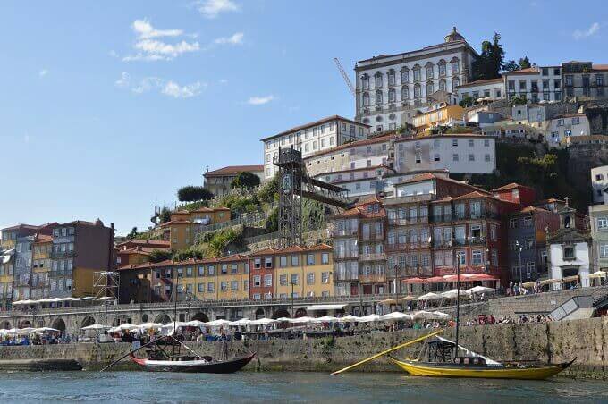La Ribeira di Porto vista dal fiume Douro