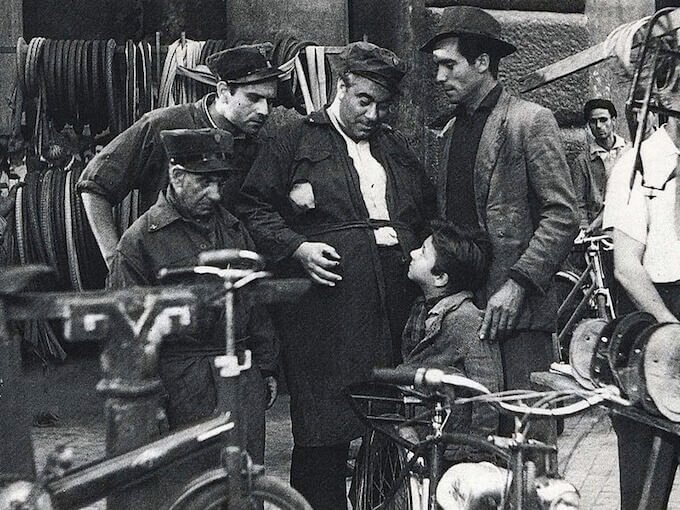 Una scena del film "Ladri di biciclette" di Vittorio De Sica