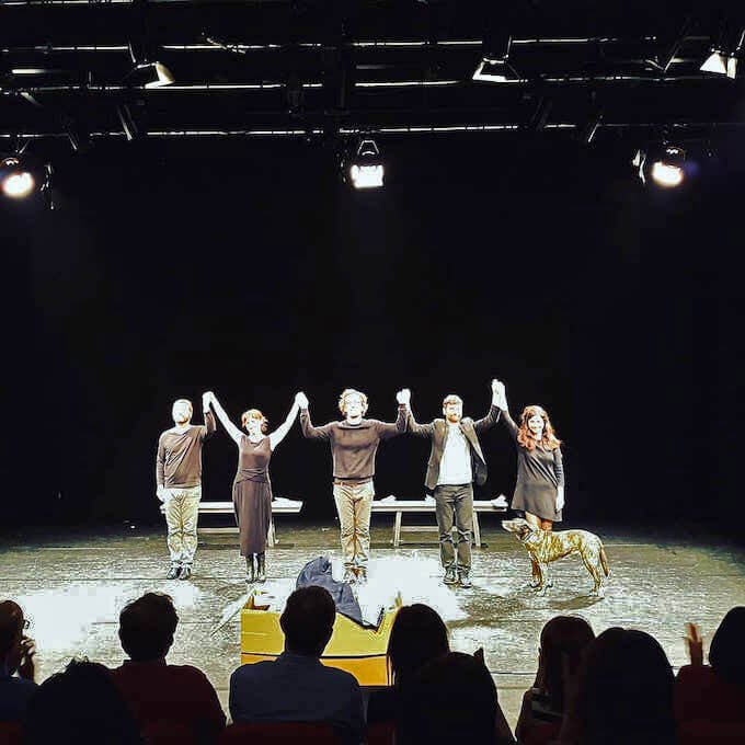 Applausi per Invisibile Kollettivo al termine dello spettacolo "L'avversario" di Emmanuel Carrère