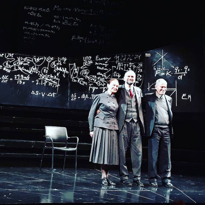 Giuliana Lojodice, Massimo Popolizio e Umberto Orsini ricevono gli applausi del pubblico al termine di "Copenaghen" al Teatro Grassi di Milano (foto di Saul Stucchi)