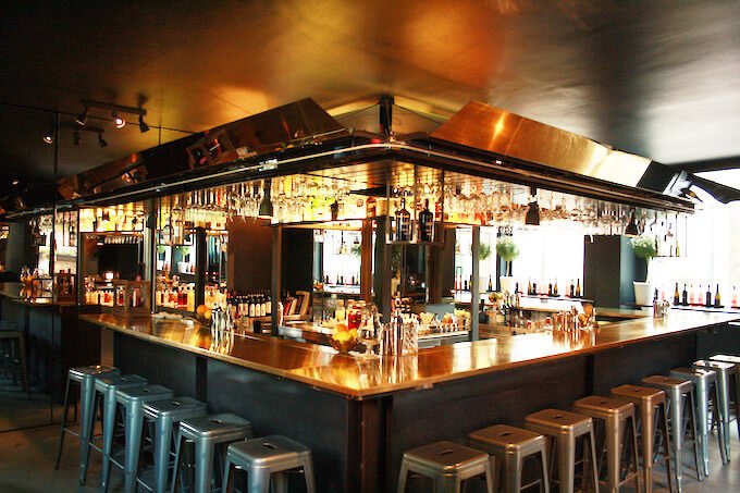 Il bancone del Liquors di Monza