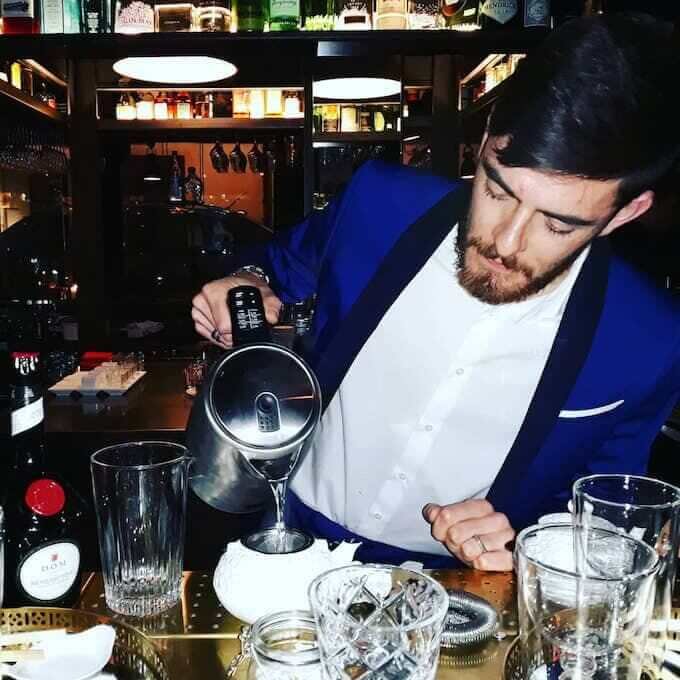 Il bartender di Liquors a Monza prepara un cocktail abbinato al tè