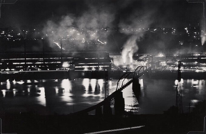 W. Eugene Smith, Stabilimento National Tube Company, U.S. Steel Corporation, McKeesport, e ponte ferroviario sul fiume Monongahela