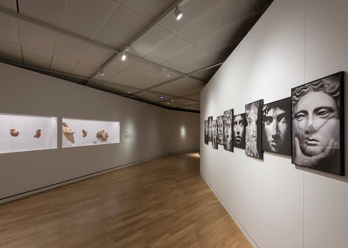 "Anche le statue muoiono", Museo Egizio di Torino. Sulla destra "Anamnesi" di Mimmo Jodice