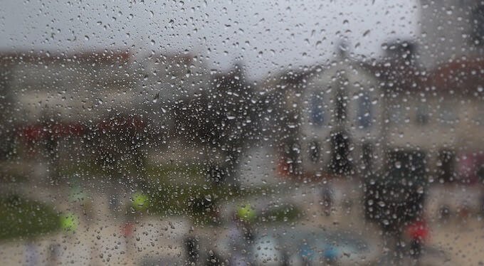 Arrivo ad Aveiro in treno, sotto la pioggia