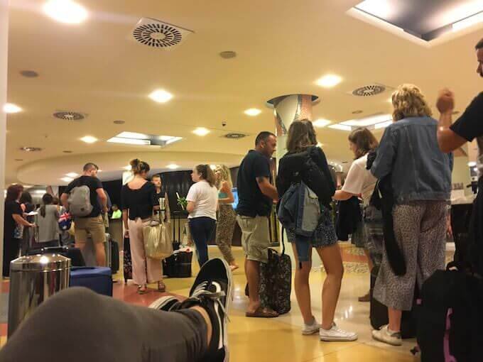 Coda per la registrazione nell'hotel Novotel di Cornellá de Llobregat