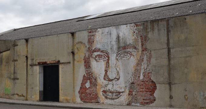 Il murale di Vhils ad Aveiro, in Portogallo