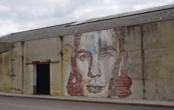 Il murale di Vhils ad Aveiro, in Portogallo