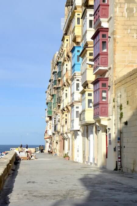 Dalle scalinate della Pro Cattedrale (anglicana) di S. Paolo a La Valletta, Malta