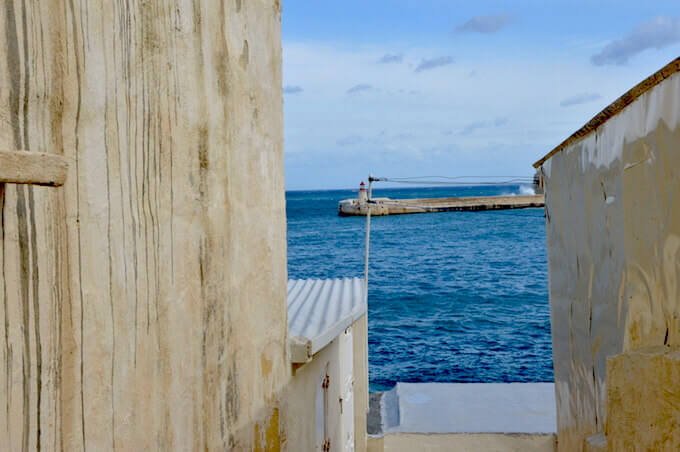 Scorci alla Edward Hopper tra le case di pescatori a La Valletta, Malta