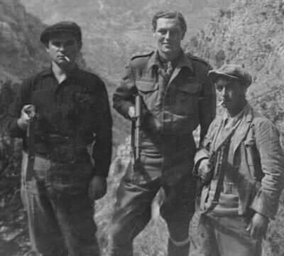 W. Stanley Moss (al centro) con Vasilij e Ivan a Creta nel 1944. © The Estate of William Moss