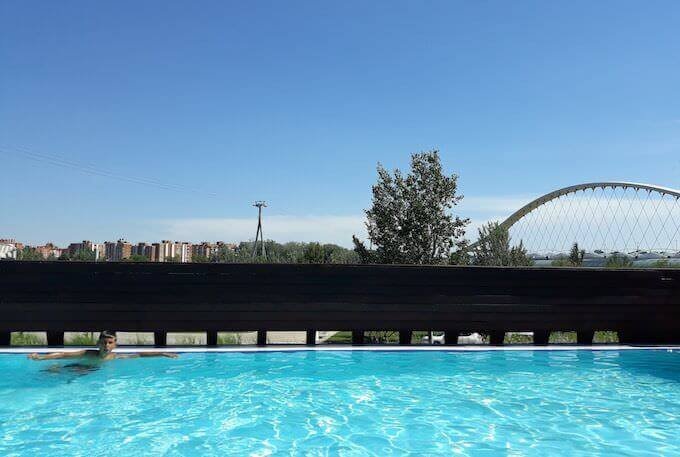 La piscina dell'Hotel Hiberus a Saragozza