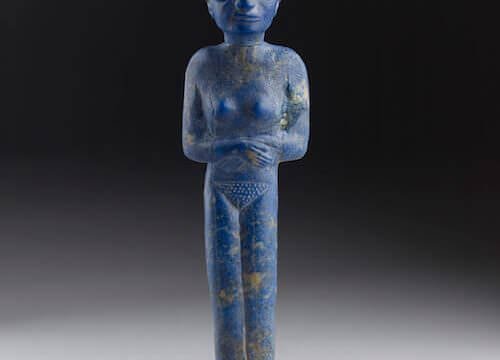 Figura femminile stante a braccia conserte Egitto, Hierakonpolis, "Deposito principale", recinto del tempio periodo predinastico Naqada III