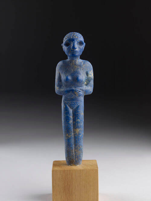 Figura femminile stante a braccia conserte Egitto, Hierakonpolis, "Deposito principale", recinto del tempio periodo predinastico Naqada III