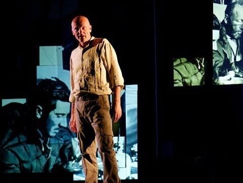 Luca Radaelli nello spettacolo "In capo al mondo. In viaggio con Walter Bonatti"