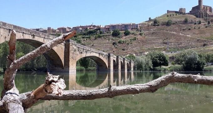 Il ponte medievale di San Vicente de la Sonsierra sul fiume Ebro