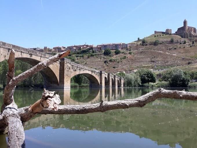 Il ponte medievale di San Vicente de la Sonsierra sul fiume Ebro