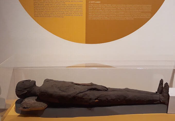 La cosiddetta "Mummia nera" esposta nella mostra "Ritratti di famiglia" al Museo Archeologico di Bologna