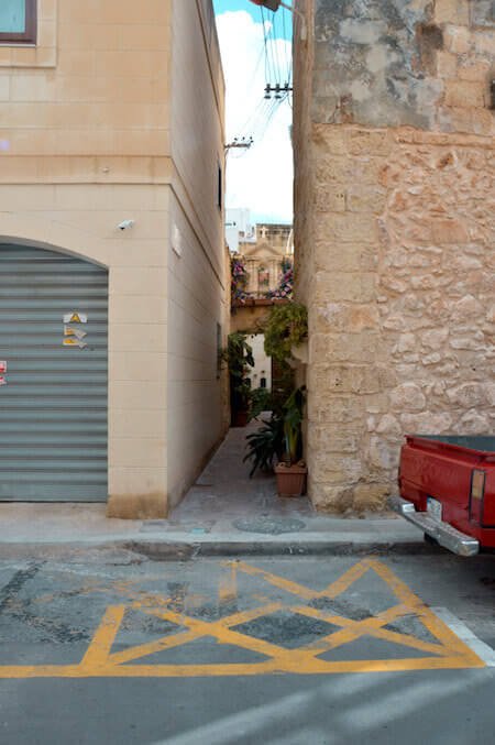Uno stretto passaggio tra le case a Rabat, sull'isola di Malta