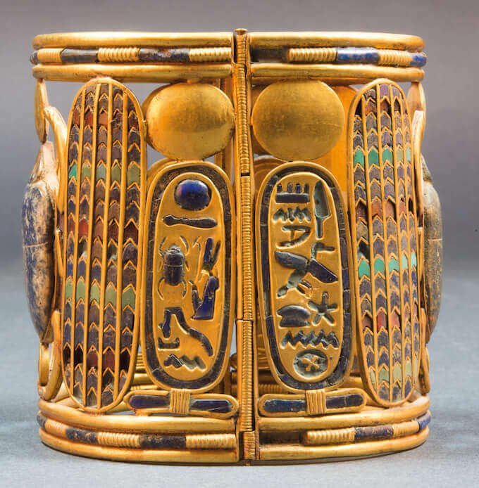 Bracciale decorato con uno scarabeo alato e i cartigli di Pseusenne I - Oro, lapislazzuli e pasta di vetro. Terzo Periodo Intermedio, XXI dinastia, regno di Pseusenne I. Tanis - Il Cairo, Museo Egizio, inv. SR 1/8727, JE86027 © Egyptian Museum, Cairo