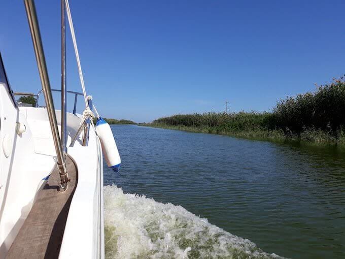Il motoscafo di Fernweh solca le acque del fiume Ebro nel delta