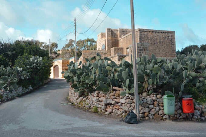 Gruppo di case come rocce sull'isola di Gozo