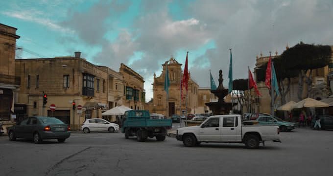 La piazzetta con la fontana a Victoria, sull'isola di Gozo