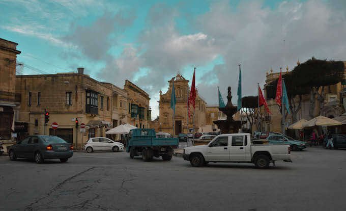La piazzetta con la fontana a Victoria, sull'isola di Gozo