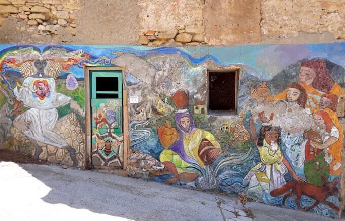 Un murale a Riba-roja d'Ebre, in Catalogna
