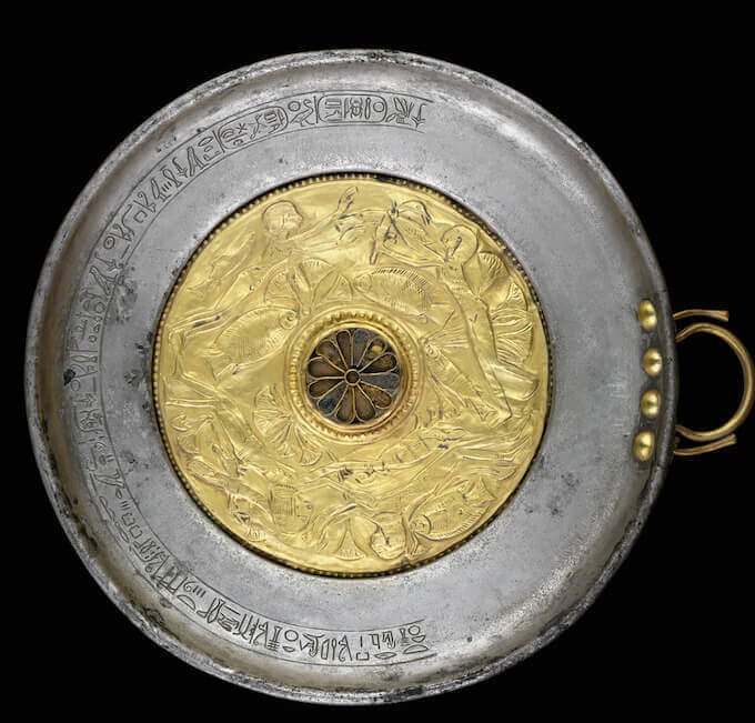Patera delle nuotatrici. Oro, argento. Tanis, cripta di Undjebundjed XXI dinastia, regno di Pseusenne I - Il Cairo, Museo Egizio, JE 87742 © Laboratoriorosso Srl
