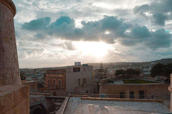 Salendo alla Cittadella di Rabat, sull'isola di Gozo