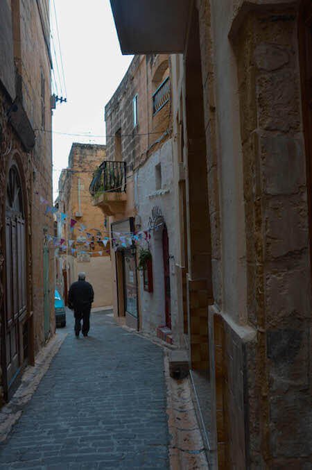 Per i vicoli di Rabat, sull'isola di Gozo