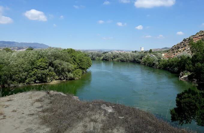 Il fiume Ebro nei dintorni di Garcia. Sullo sfondo la centrale nucleare di Ascó