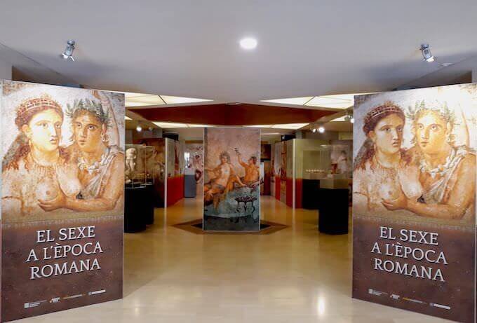 L'ingresso della mostra "Il sesso in epoca romana" al Museo d'Archeologia di Catalogna a Barcellona