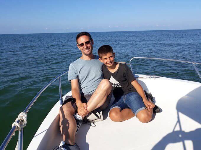 Saul Stucchi e figliolo a bordo del motoscafo di Fernweh a conclusione del viaggio sul fiume Ebro #TodoEbro18