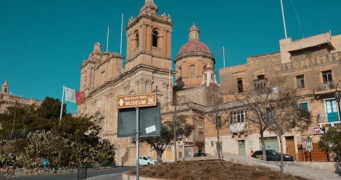 Il largo della chiesa di San Lorenzo a Vittoriosa, sull'isola di Malta