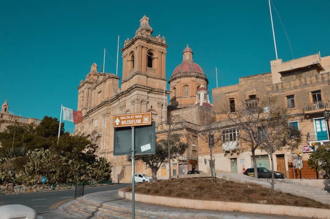 Il largo della chiesa di San Lorenzo a Vittoriosa, sull'isola di Malta