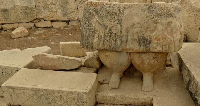 Templi di Hal Tarxien a Malta: la metà inferiore di una Gigantessa