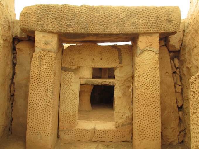 Templi di Hal Tarxien a Malta: pietre picchiettate