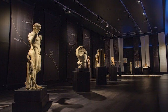 Una sala della mostra "The countless aspects of beauty" al Museo Archeologico di Atene (© National Archaeological Museum/ Archaeological Receipts Fund)