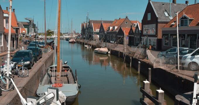 Broek in Waterland (Olanda): il canale verso il porto e la laguna