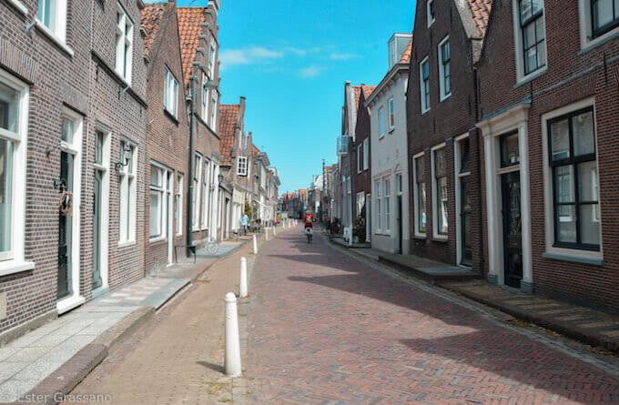 La via principale di Broek in Waterland, nel nord dell'Olanda