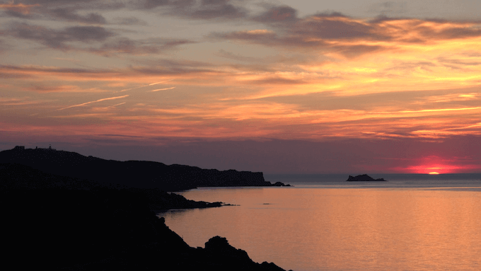 Costa catalana: un'immagine tratta dal film "Salvador Dalí. La ricerca dell'immortalità"