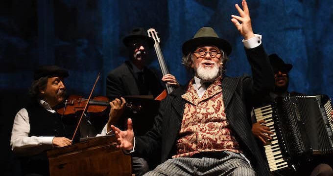 Moni Ovadia in "Dio ride. Nish Koshe" al Piccolo Teatro di Milano - foto di Umberto Favretto