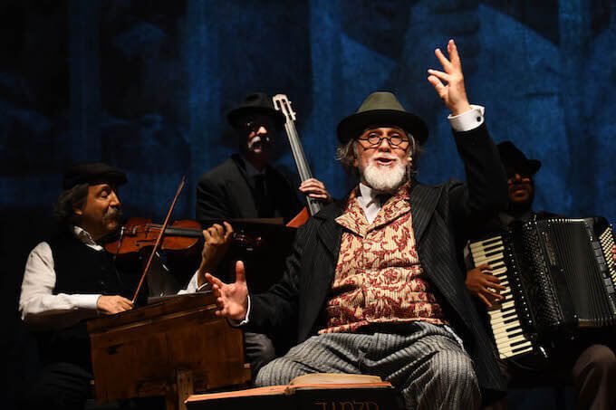 Moni Ovadia in "Dio ride. Nish Koshe" al Piccolo Teatro di Milano - foto di Umberto Favretto