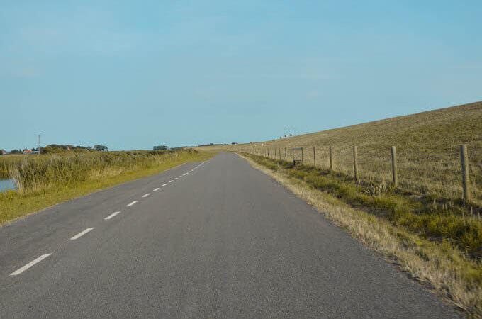Costeggiando l'argine a Stavoren, in Olanda