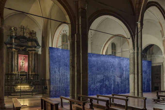 Un'opera di Jan Fabre nella Basilica di Sant'Eustorgio a Milano (foto di Attilio Maranzano, Curtesy Building)