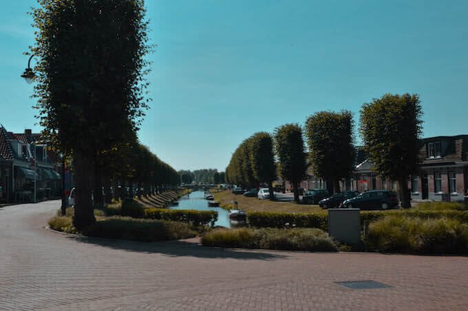 Il canale in mezzo a Stavoren, in Olanda