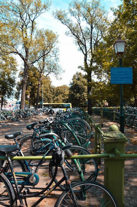 Il parcheggio biciclette davanti alla Stazione di Hoorn, in Olanda